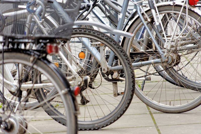 Brunswick lägre Sachsen, Tyskland, Januari 27,2018: Cyklar som parkeras på en stor cykelkugge i stadsmitten av Brunswick, redaktö royaltyfri bild Brunswick lägre Sachsen, Tyskland, Januari 27,2018: Cyklar som parkeras på en stor cykelkugge i stadsmitten av Brunswick, redaktö royaltyfri bild