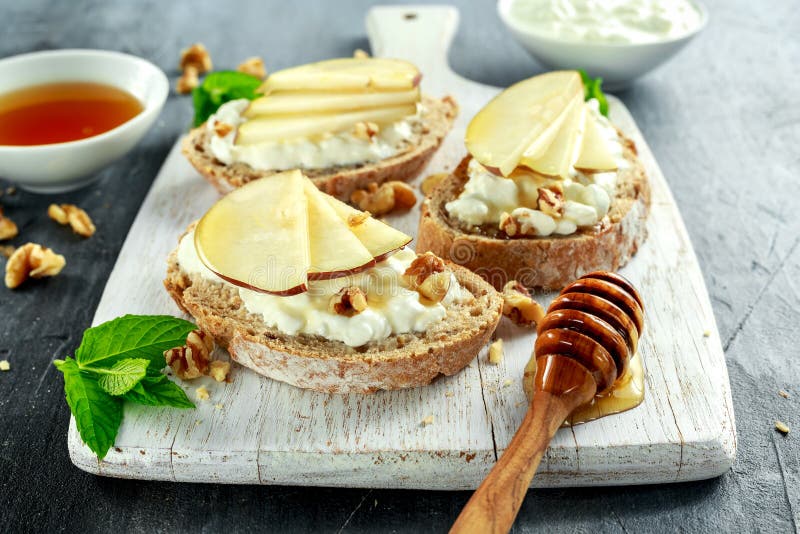 Бутерброд с медом и орехами