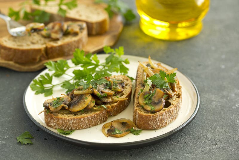 Bruschetta com cogumelos frios imagem de stock