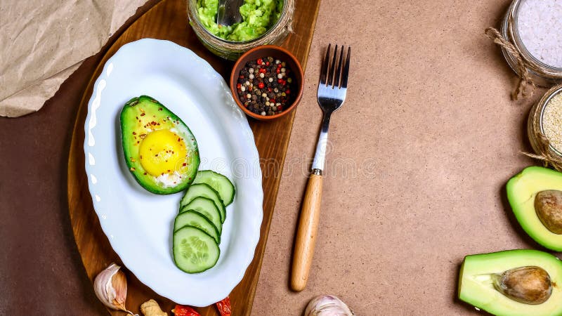 Bruschetta con el aguacate cocido con el huevo Barra de la aptitud de los cereales para la dieta Superfoods Verduras frescas verd fotografía de archivo Bruschetta con el aguacate cocido con el huevo Barra de la aptitud de los cereales para la dieta Superfoods Verduras frescas verd fotografía de archivo