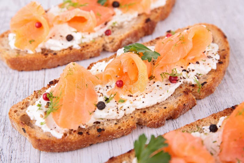 Bruschetta con il salmone fotografia stock Bruschetta con il salmone fotografia stock