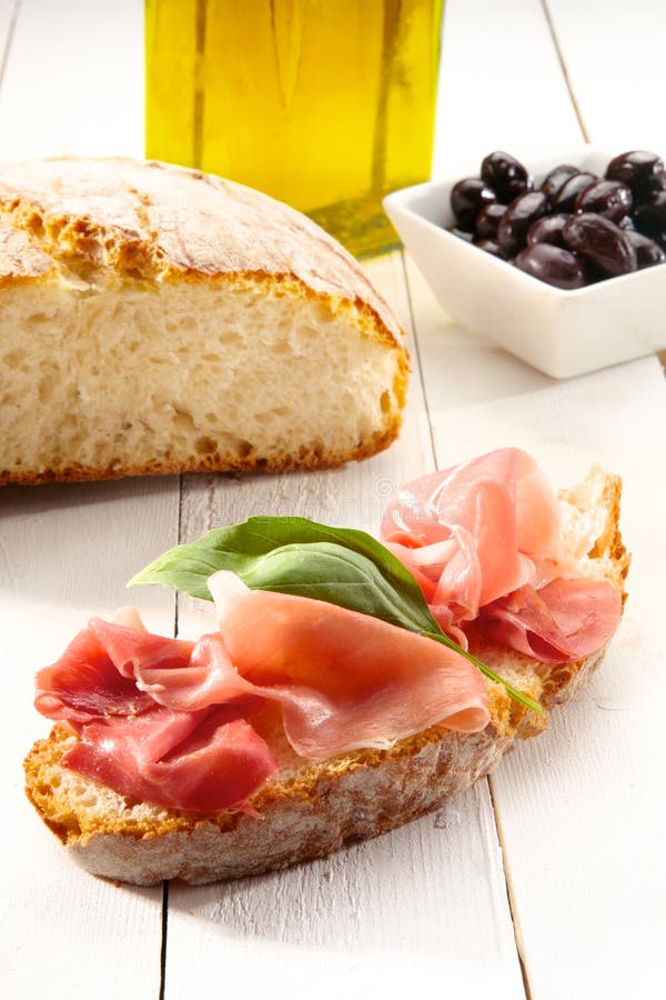 Bruschetta curado del jamón de Parma imagen de archivo Bruschetta curado del jamón de Parma imagen de archivo