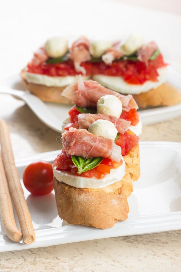 Bruschetta Di Prosciutto Di Parma Immagine Stock Immagine di tostato