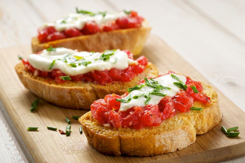 Bruschetta Do Tomate Com Mozzarella E O Cebolinha Fresco Imagem de ...