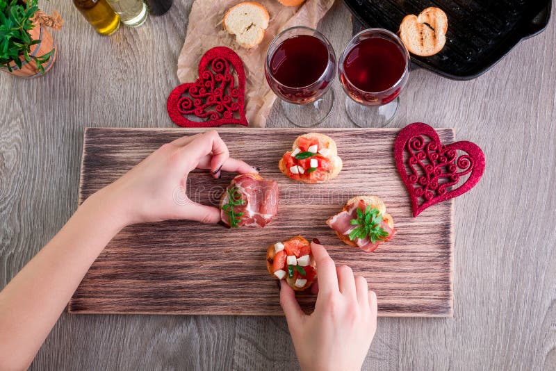 Bruschetta Frau kocht romantisches Abendessen Beschneidungspfad eingeschlossen Liebevolle Paare Liebe stockfotos Bruschetta Frau kocht romantisches Abendessen Beschneidungspfad eingeschlossen Liebevolle Paare Liebe stockfotos