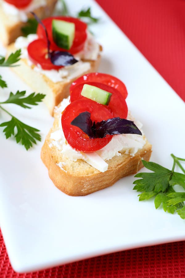 Bruschetta med ost och tomaten royaltyfria foton Bruschetta med ost och tomaten royaltyfria foton