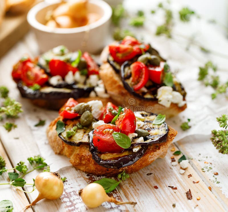 Bruschetta Met Geroosterde Aubergine, Kersentomaten, Feta-kaas ...