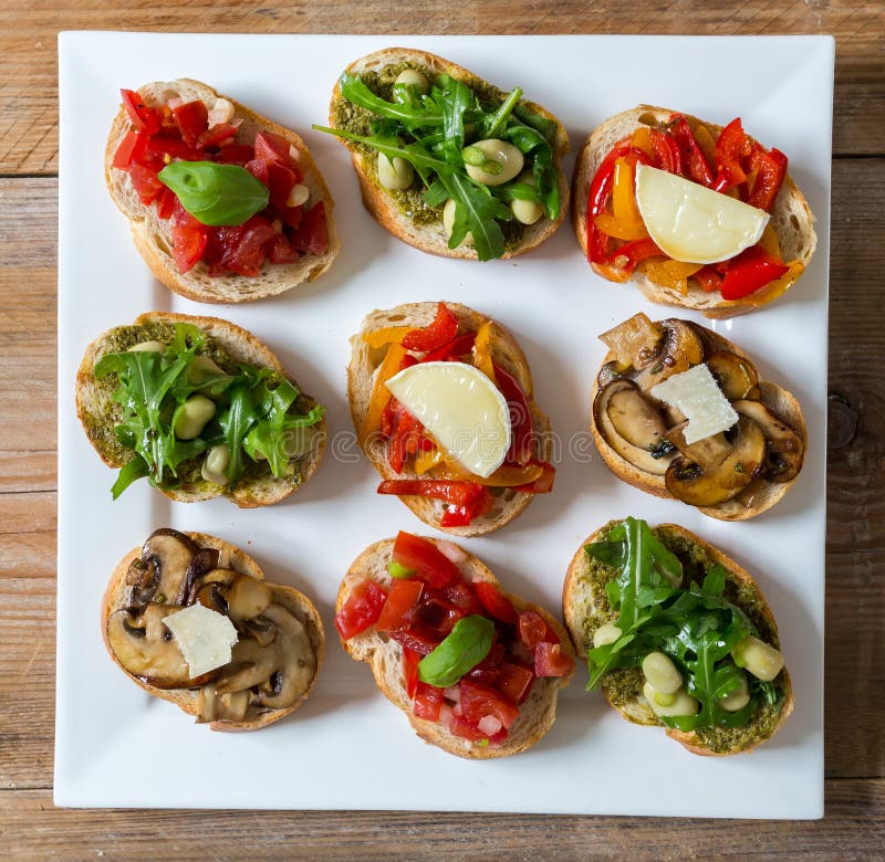 Bruschetta Mit Bohnen Und Arugula, Pilze, Ziegenkäse Stockfoto - Bild ...