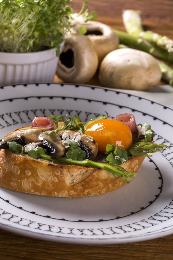 Bruschetta Mit Gebratenen Pilzen Und Eigelb Auf Einer Platte Stockbild ...