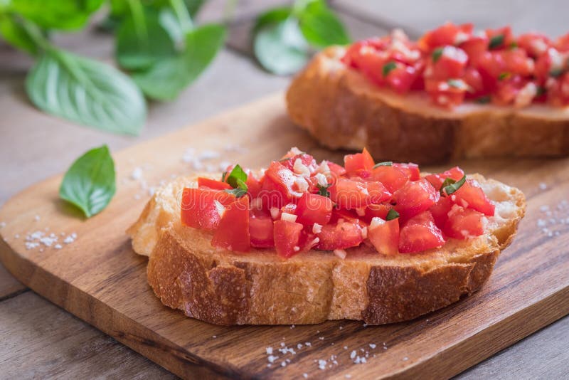 Bruschetta Mit Gehackter Tomate Und Basilikum Auf Toast Stockfoto ...