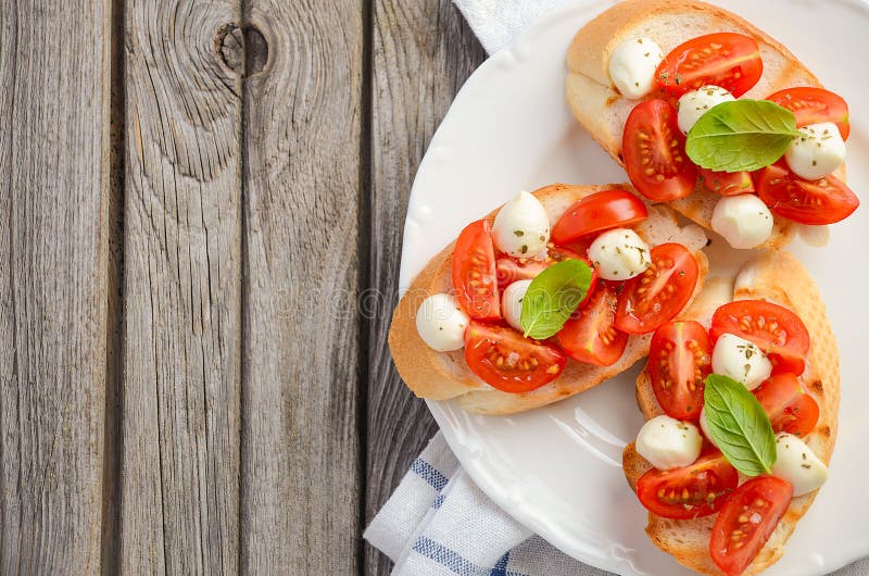 Bruschetta Mit Kirschtomaten Stockbild - Bild von käse, toast: 39284207