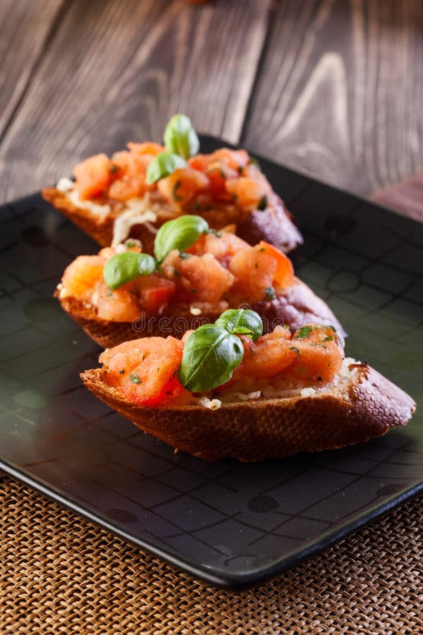 Bruschetta Mit Mozzarella Und Tomate Stockfoto - Bild von italienisch ...