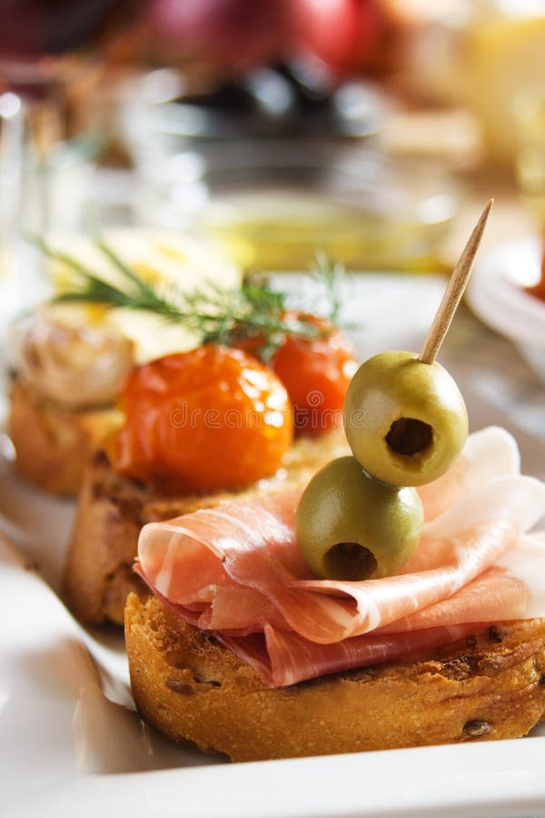 Bruschetta Mit Prosciutto Und Oliven Stockbild Bild von mahlzeit
