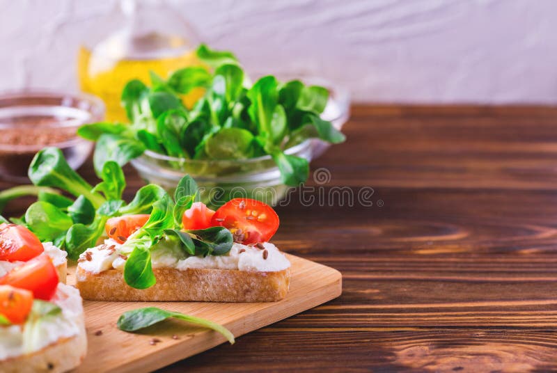 Bruschetta Mit Ricotta, Spinat, Feldsalat Und Kirschtomaten Stockfoto ...