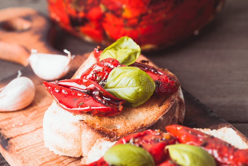 Bruschetta Mit Sonnengetrockneten Tomaten Stockbild - Bild von sofa ...