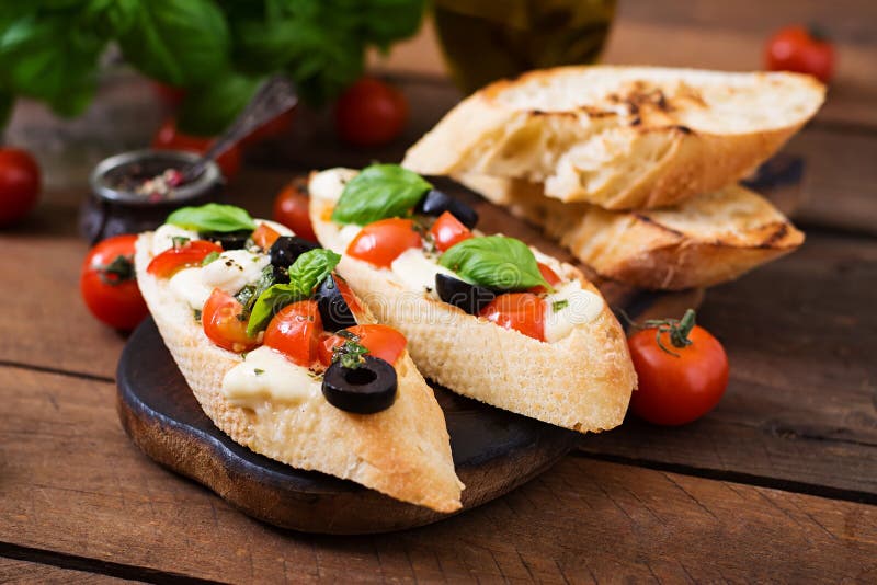 Bruschetta Mit Tomaten, Mozzarella Stockfoto - Bild von kirsche ...