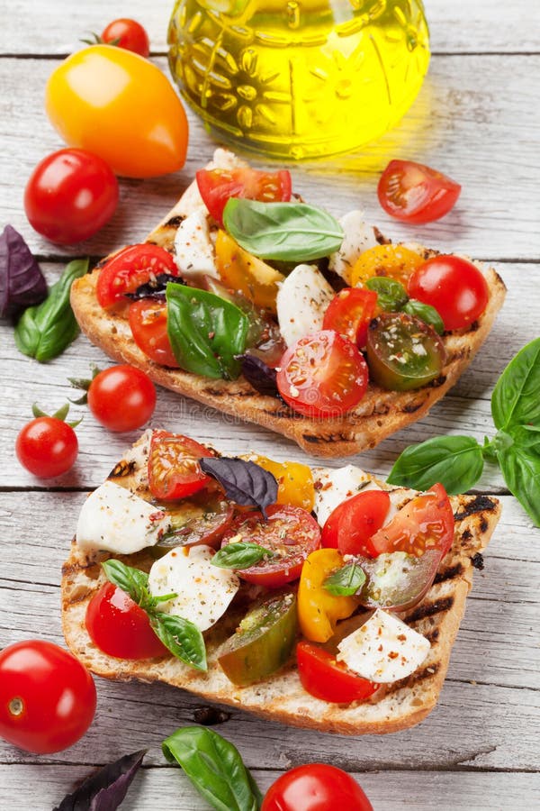 Bruschetta Mit Tomaten-Mozzarella Und Basilikum Stockfoto - Bild von ...