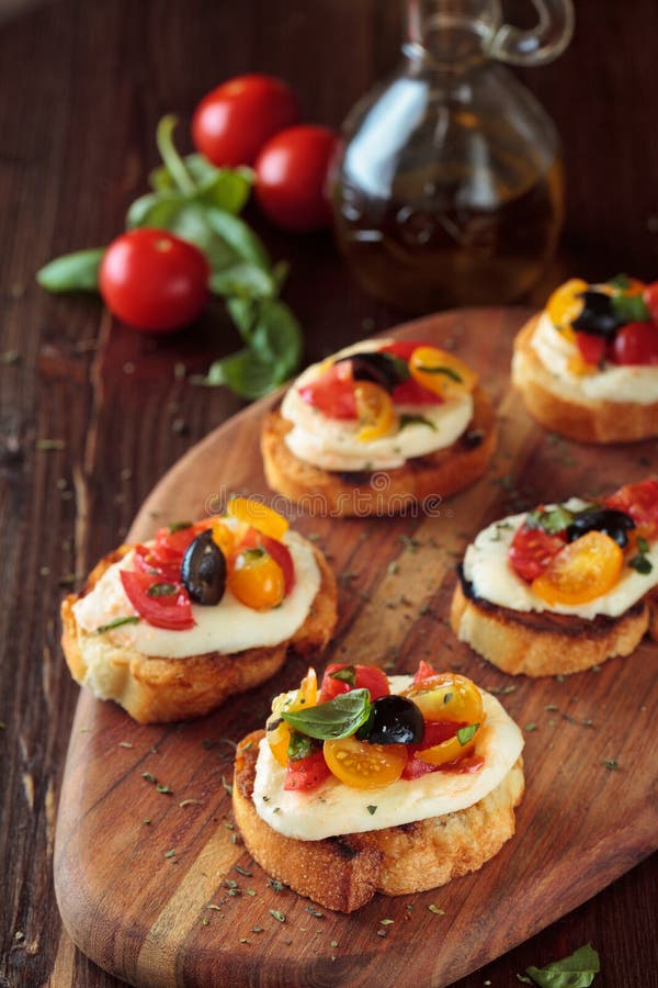 Bruschetta Mit Tomaten Und Mozzarella Stockfoto - Bild von gesund ...