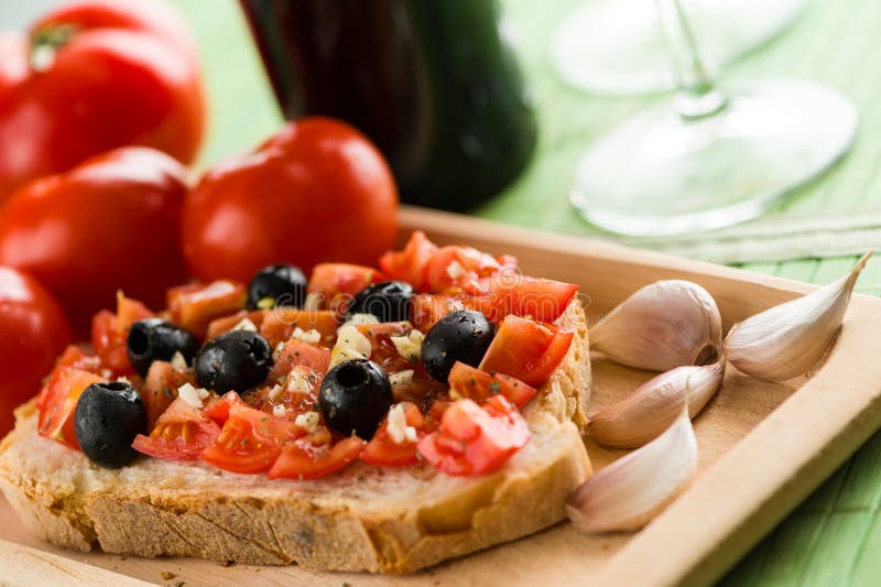 Klassisches Italienisches Aperitif Bruschetta Mit Tomate, Basilikum Und ...