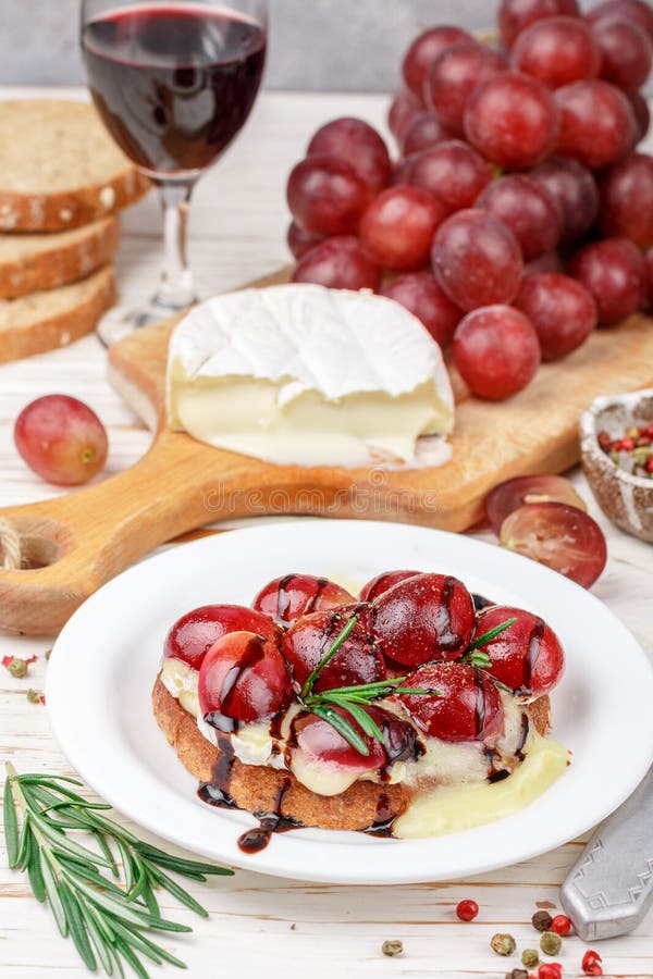 Bruschetta Von Camembert Oder Von Brie Mit Roten Trauben, Rosmarin Und ...