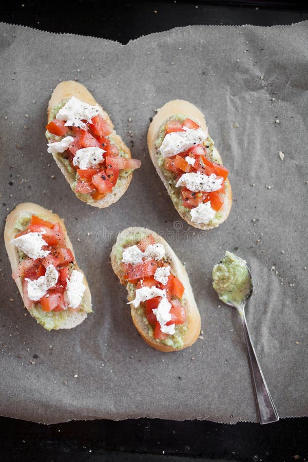 Bruschetta z świerczyny flancy pesto zdjęcia stock Bruschetta z świerczyny flancy pesto zdjęcia stock