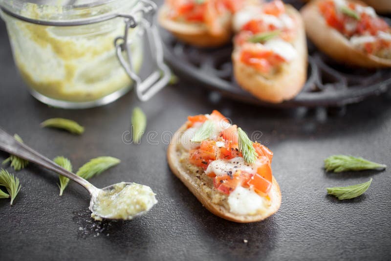 Bruschetta z świerczyny flancy pesto zdjęcia stock Bruschetta z świerczyny flancy pesto zdjęcia stock