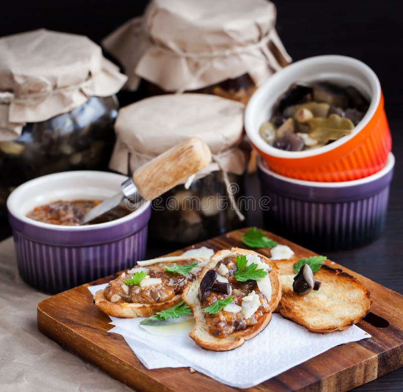 Bruschette de champignon et de parmesan photographie stock libre de droits Bruschette de champignon et de parmesan photographie stock libre de droits