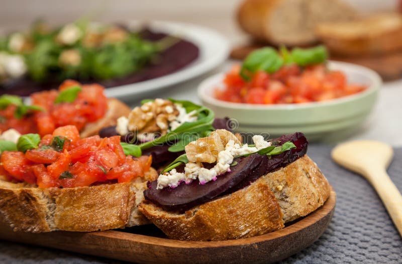 Bruschette et sandwich avec les betteraves, carpaccio de betterave sur le fond photo libre de droits Bruschette et sandwich avec les betteraves, carpaccio de betterave sur le fond photo libre de droits