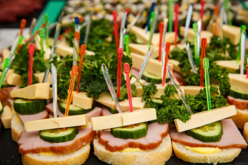 Bruschetti o canape con formaggio, olive, prosciutto, cetriolo fotografie stock Bruschetti o canape con formaggio, olive, prosciutto, cetriolo fotografie stock