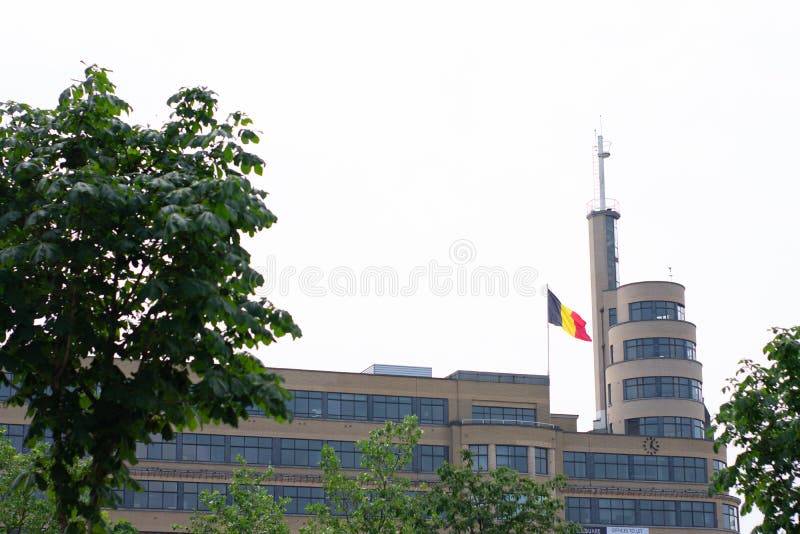 Bruselas, Bélgica - 18 de junio de 2018: Bandera belga al lado del edificio, lugar Flagey imagen de archivo Bruselas, Bélgica - 18 de junio de 2018: Bandera belga al lado del edificio, lugar Flagey imagen de archivo