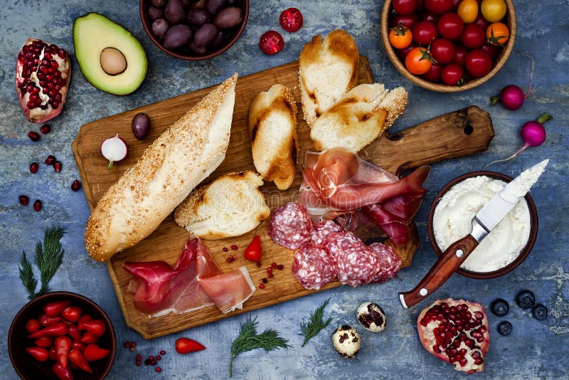 Brushetta eller autentiska traditionella spanska tapas ställde in för lunchtabell Dela antipasti på partipicknicktid på blå bakgr royaltyfria bilder Brushetta eller autentiska traditionella spanska tapas ställde in för lunchtabell Dela antipasti på partipicknicktid på blå bakgr royaltyfria bilder