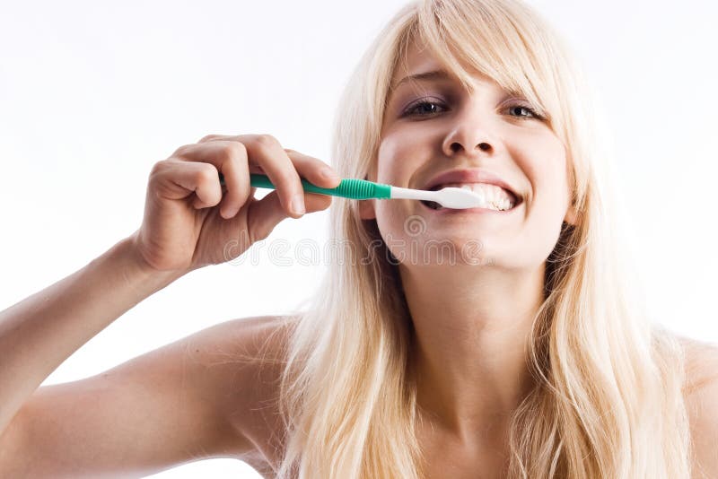 Una donna spazzolatura suo denti, bianco.