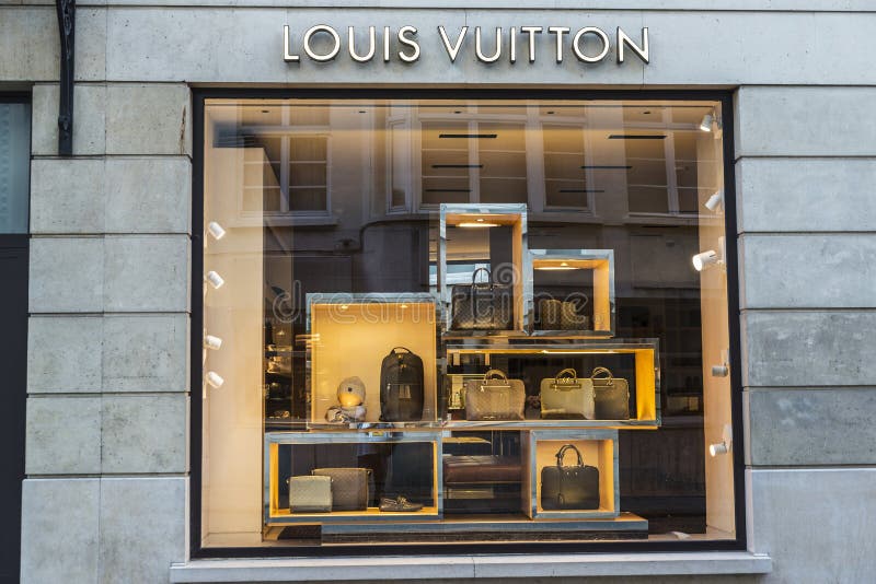 Louis Vuitton, Luxury Clothing Store, in Fifth Avenue 5th Avenue with  People Around in Editorial Image - Image of exclusive, shop: 131773190