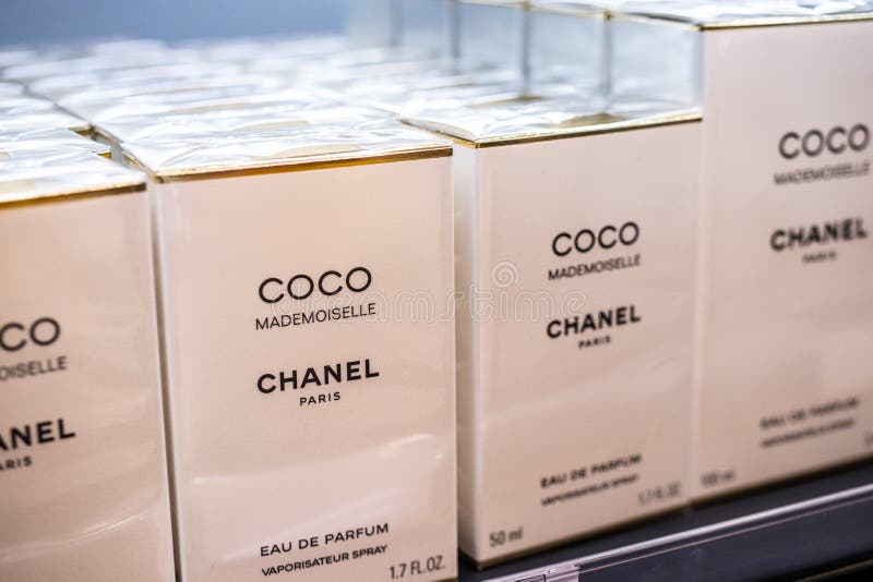 håndtering Arkitektur oprejst Coco Mademoiselle Chanel Perfume on the Shop Display for Sale Editorial  Stock Photo - Image of couturier, female: 175666758