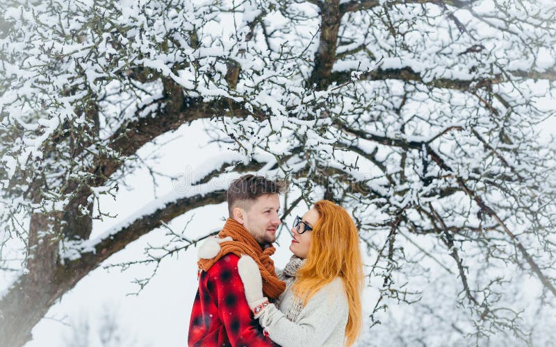 Brustbild der liebevollen Paare Die schönen redhair Frauen umarmt ihren hübschen Liebhaber im schneebedeckten Wald lizenzfreie stockfotos Brustbild der liebevollen Paare Die schönen redhair Frauen umarmt ihren hübschen Liebhaber im schneebedeckten Wald lizenzfreie stockfotos