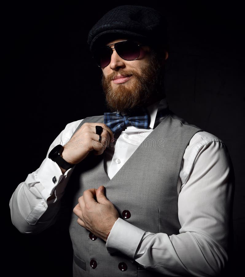 Brutal affärsman med skägget och mustasch i solglasögon och lockkläderomslag och fluga royaltyfri fotografi Brutal affärsman med skägget och mustasch i solglasögon och lockkläderomslag och fluga royaltyfri fotografi