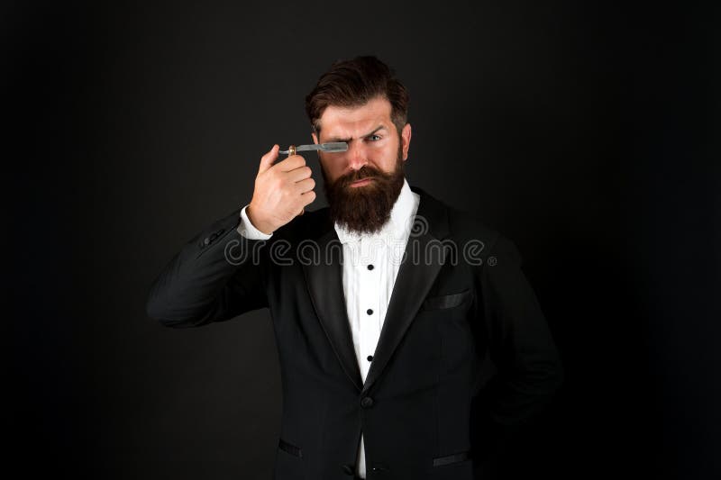 Brutal bleiben Bärenmann mit brutalem Aussehen Brutaler Geschäftsmann hält Rasier Hipster halten scharfe Klinge unrasiert im Gesi stockbilder Brutal bleiben Bärenmann mit brutalem Aussehen Brutaler Geschäftsmann hält Rasier Hipster halten scharfe Klinge unrasiert im Gesi stockbilder