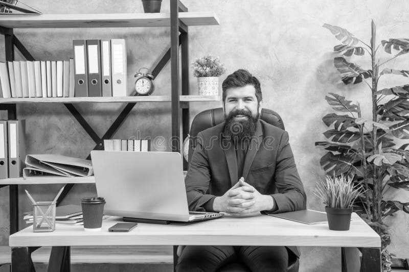 Brutal heureux administrateur réseau avec pc au bureau affaires images libres de droits