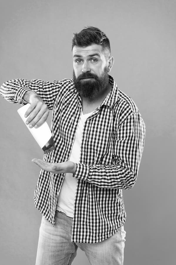 Brutal Hipster Hold Shampoflasche Bartmann mit gesundem Haar Kosmetik für das Kurbad Barthaarpflege männlich lizenzfreie stockfotos Brutal Hipster Hold Shampoflasche Bartmann mit gesundem Haar Kosmetik für das Kurbad Barthaarpflege männlich lizenzfreie stockfotos