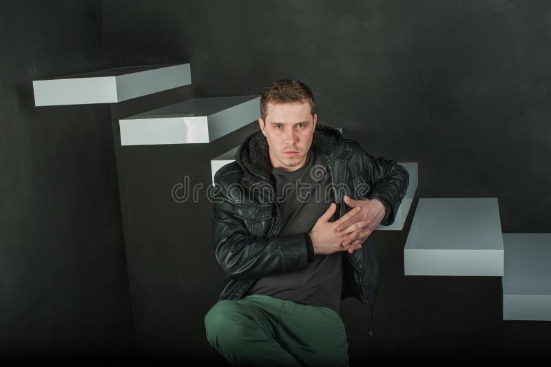 Brutal man för studiofotografi royaltyfria bilder Brutal man för studiofotografi royaltyfria bilder