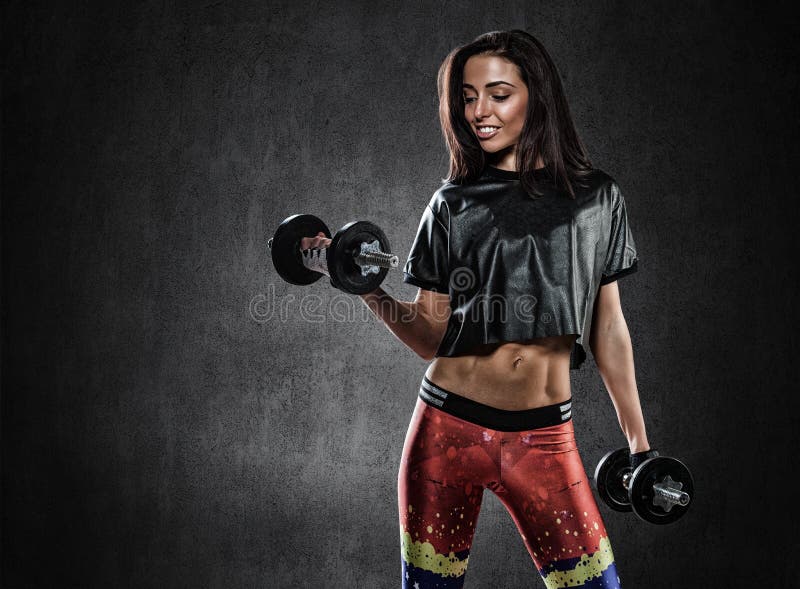 Download Brutale Atletische Vrouw Die Omhoog Muscules Met Domoren Pompen Stock Afbeelding - Afbeelding bestaande uit olieachtig, lift: 54081585