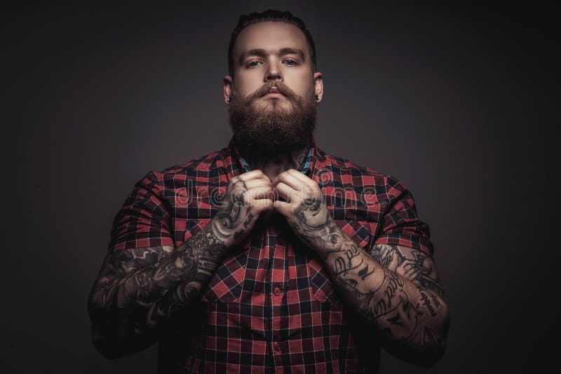 Brutale mens met baard en tattoes stock afbeeldingen Brutale mens met baard en tattoes stock afbeeldingen