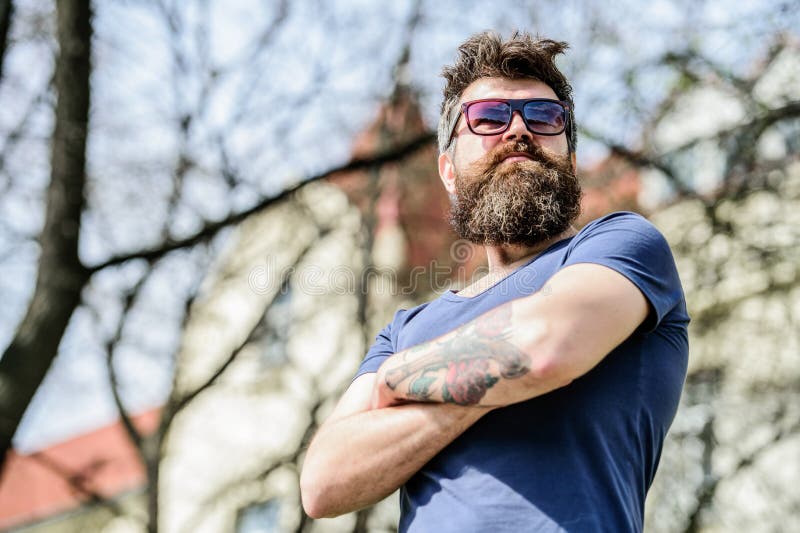 Brutalna samiec z doskonalić stylem lata pi?kno i moda brodaty m??czyzna z luksusowym w?osy Bezp?atny i szcz??liwy czas dojrza?y zdjęcia royalty free Brutalna samiec z doskonalić stylem lata pi?kno i moda brodaty m??czyzna z luksusowym w?osy Bezp?atny i szcz??liwy czas dojrza?y zdjęcia royalty free