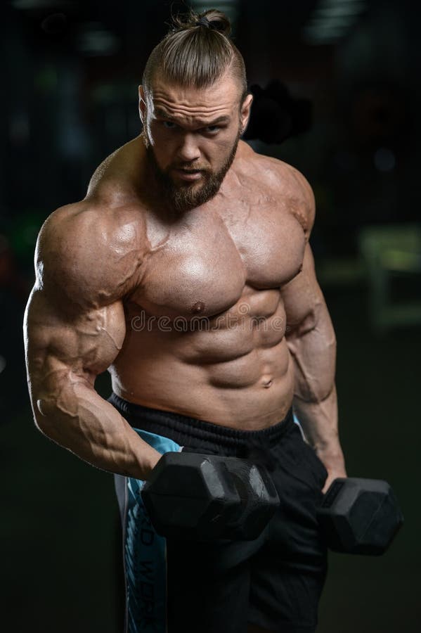 Brutalnego silnego bodybuilder sportowi mężczyzna pompuje up mięśnie z d obrazy stock Brutalnego silnego bodybuilder sportowi mężczyzna pompuje up mięśnie z d obrazy stock