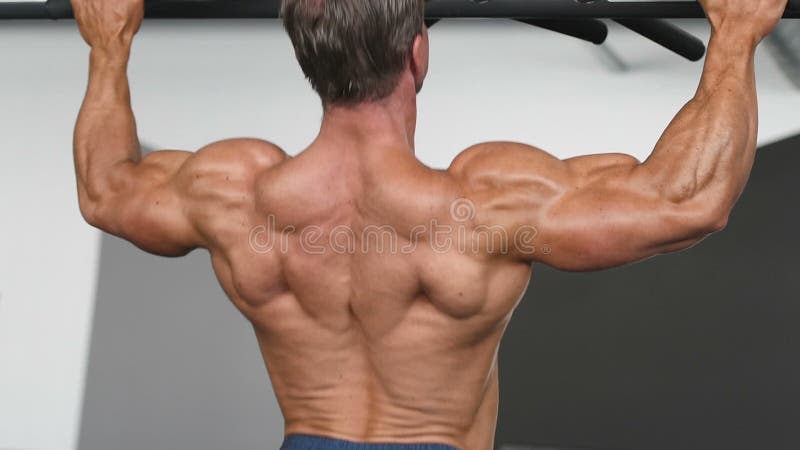 Brutalnego silnego bodybuilder sportowi mężczyzna pompuje up mięśnie z dumbbells zdjęcie wideo Brutalnego silnego bodybuilder sportowi mężczyzna pompuje up mięśnie z dumbbells zdjęcie wideo