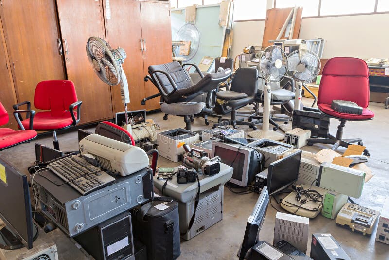 Brutna kontorsstolar och elektronisk avfalls royaltyfri fotografi Brutna kontorsstolar och elektronisk avfalls royaltyfri fotografi