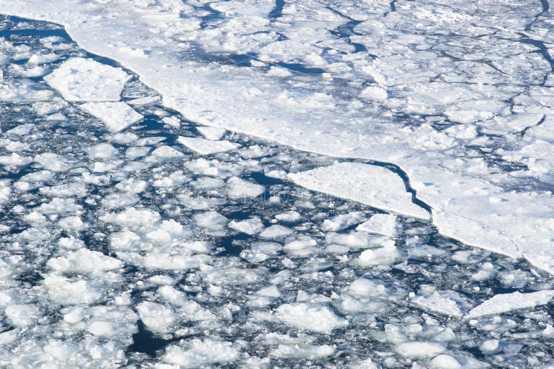Brutna snöslaskisflöten down floden arkivbilder Brutna snöslaskisflöten down floden arkivbilder