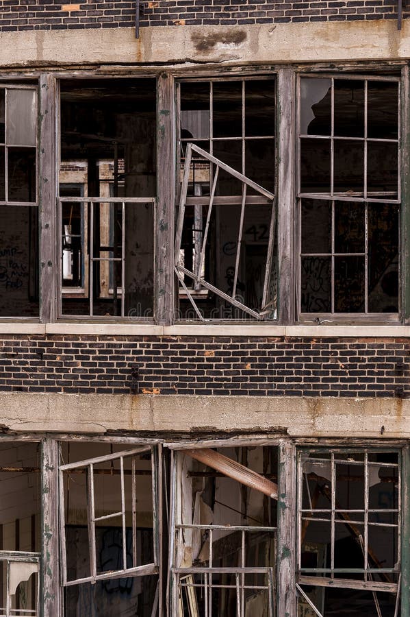 Brutna Windows - övergiven Packard bilfabrik - Detroit, Michigan royaltyfri bild