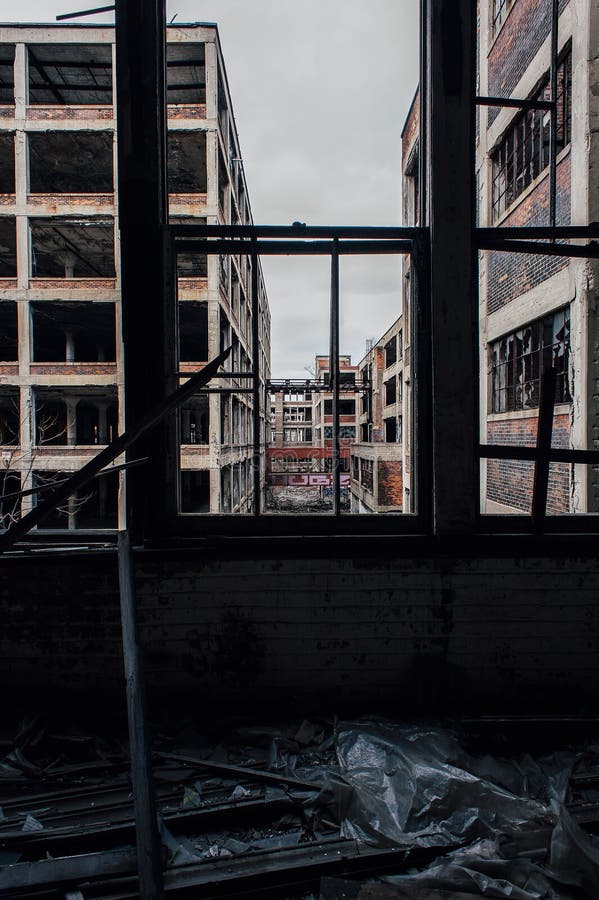 Brutna Windows - övergiven Packard bilfabrik - Detroit, Michigan royaltyfri foto