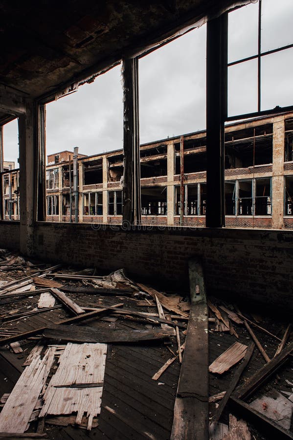 Brutna Windows - övergiven Packard bilfabrik - Detroit, Michigan arkivfoton